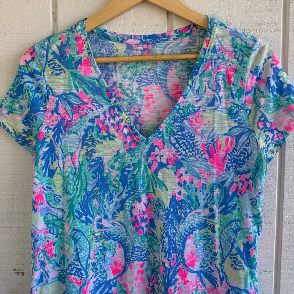 Lilly Pulitzer Vibrant 100% Cotton Etta V-Neck Short Sleeve Mermaid Cove Top - Picture 2 of 5